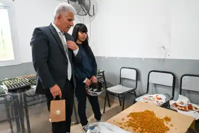 Buscaban plata para las remeras de egresados y terminaron con un té que ya probó el Gobernador