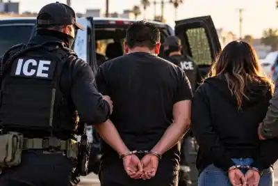 Compró una cizalla para cortar las esposas de un detenido del ICE: lo que pasó después los dejó en prisión