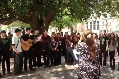 Se levantaron a las 3 de la mañana para cantar en Paraná: quiénes son los chicos que se robaron los aplausos