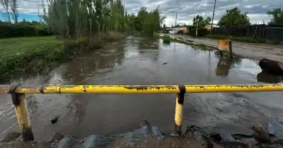 El arroyo se tragó la calle y llegó a las casas: los vecinos esperan una respuesta que no llega