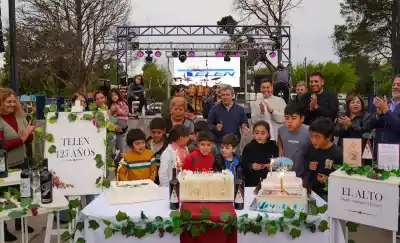 Telén sopló 125 velitas y estrenó desde los baños del camping hasta las luces de la cancha