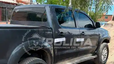 Aceleró en la Hilux con un bolso sospechoso, saltó y lo frenaron en plena calle