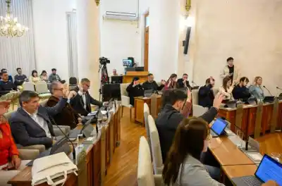Dos familias vivían al borde del socavón: qué resolvió el Concejo sobre sus casas