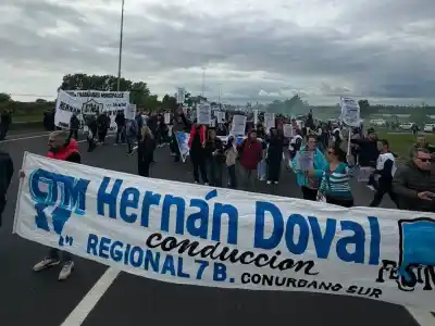 Cortaron la autopista Buenos Aires–La Plata y el motivo va más allá del salario