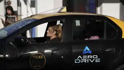Viajar segura no debería ser un privilegio: el reclamo de las taxistas que pone en jaque a Uber y DiDi