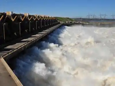 Yacyretá no para de recibir agua y encendió once alertas en la región