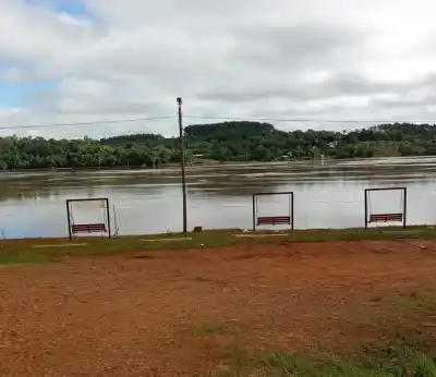 El Paraná bajó, pero los puertos de Corpus y Jardín América siguen sin cruces