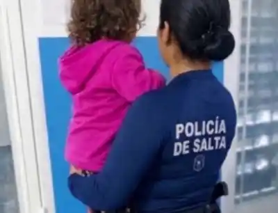 La nena de 3 años no podía respirar y una policía tomó una decisión en segundos