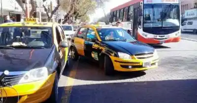 El taxista las llevó a destino, buscaron el dinero y terminaron en una comisaría