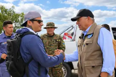 El ministro Matkovich cruzó a la costa chaqueña junto a dos influencers: qué repartieron en Antequera