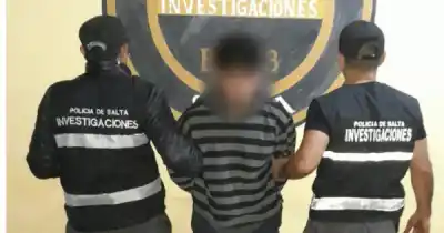 Lo buscaban por toda la ciudad, pero estaba escondido arriba de una casa