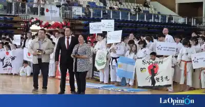 Cuatro escuelas de Santa Cruz cruzaron a Chile y volvieron con un botín inesperado