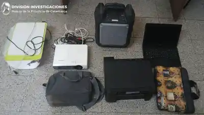 Dos casas allanadas en la Capital: adentro había una notebook, un iPhone y hasta un proyector