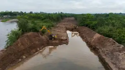 Vecinos de Los Vallistos reclamaban por las crecidas y ahora el río Salí tiene cinco equipos pesados adentro
