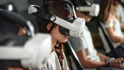En vez de viajar al Palacio San José, los chicos de Paraná lo recorren con lentes: quién los guía adentro