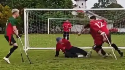 Ganaban la final de fútbol de amputados, pero la celebración terminó en una batalla con muletas