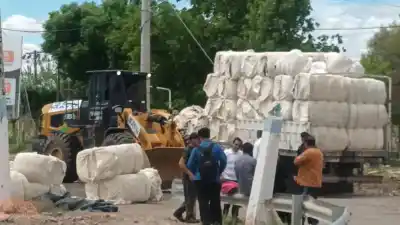 El fuego avanzaba sobre la carga en Ruta 10 y un grupo de desconocidos armó una cadena humana