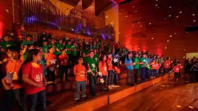 Más de 150 chicos suben al escenario del Bicentenario con un show que mezcla circo y coro