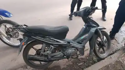 Iba sin casco por La Rioja, lo frenaron y adentro del bolsillo había un frasco que lo complicó
