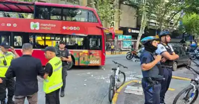 Una nena de 2 años jugaba en pleno centro: el micro turístico que no pudo esquivarla
