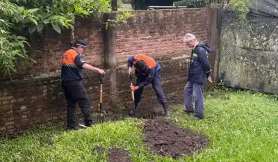 Excavaron un jardín en un country buscando dinero enterrado por estafas con autos