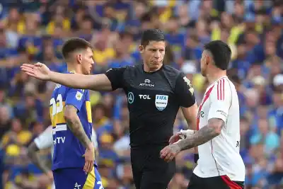 Dirigió tres Superclásicos, dejó un gol anulado y ahora lo eligieron otra vez para la Bombonera