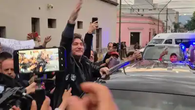 Milei desembarcó en Catamarca: el detalle del operativo que dejó a los manifestantes sin llegar al hotel