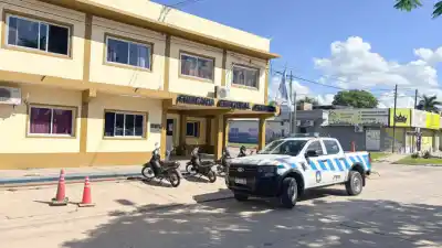 La amenazó con un cuchillo en pleno local y la policía le abrió la mochila