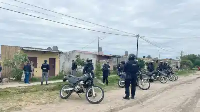 Ocho cuchillos, gomeras y hasta un martillo rompevidrios: lo que encontró la policía en los barrios Gurrieri y 28 de Junio