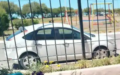 Dejó el auto dos minutos para copiar una llave y se lo llevaron: la escena que quedó filmada