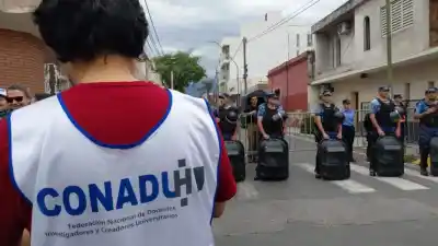 Milei llegó a Catamarca y lo esperaban con carteles: qué le reclamaron frente al hotel