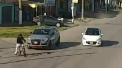 Lo inhabilitaron para manejar, pero el auto que atropelló al chico de 14 esconde una historia más pesada