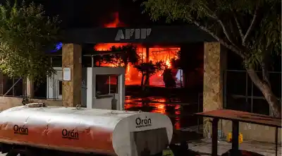 Arde un depósito de Aduana en Orán: los bomberos siguen peleando contra las llamas