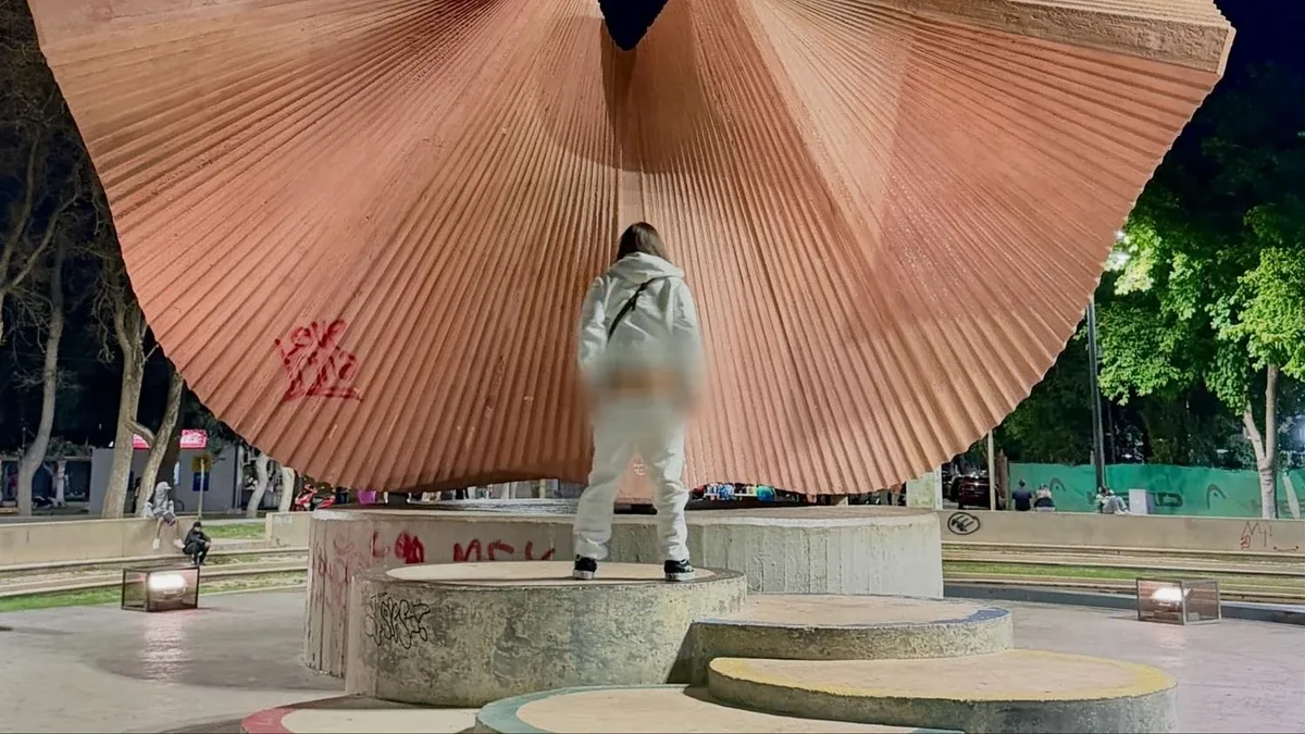Una influencer mendocina posó sin ropa frente al Monumento al Deporte: la comparación que desató todo