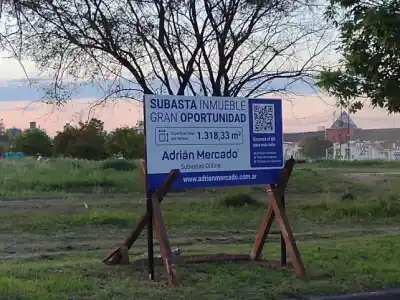 El cartel que apareció en un baldío de la zona del ex Hipódromo y llamó la atención de los vecinos