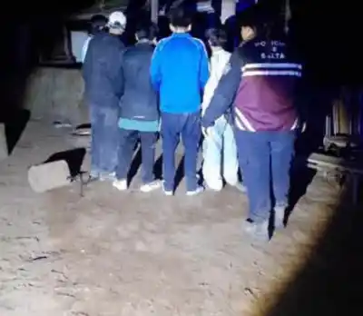 Salieron a caminar de noche y terminaron rodeados de agua: el mensaje que los salvó