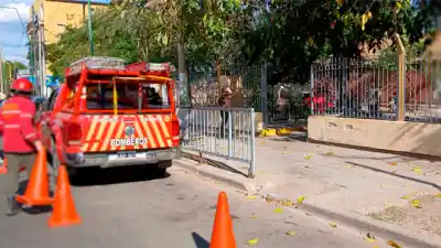 Subió al techo de una escuela a instalar internet y terminó internado