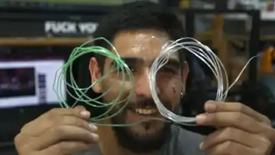 Con una botella de gaseosa vacía mantiene andando una impresora 3D durante horas: el invento neuquino que ya tiene financiamiento