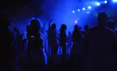 La invitó a salir de la fiesta clandestina y terminó detenido: qué encontraron en los celulares