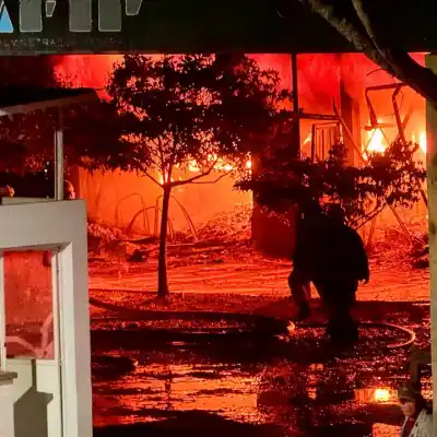 El depósito de la Aduana de Orán quedó en cenizas y una hipótesis inquieta a los investigadores
