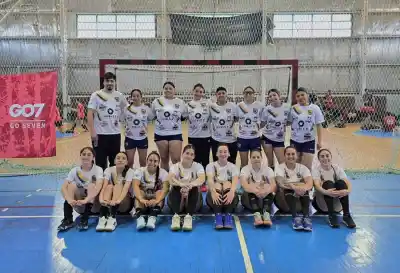 Perdieron por 15 pero siguen vivos: el equipo fueguino que se metió entre los mejores