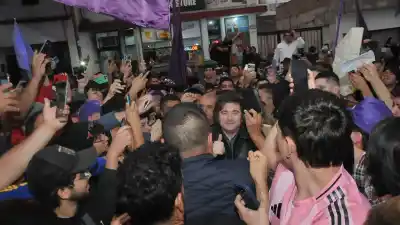 Milei llegó a Catamarca y lo que pasó en la puerta del hotel descolocó a todos