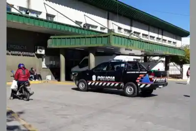 Quiso cambiarle el pañal a su bebé de 25 días y terminó internado en Neonatología
