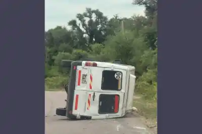 Una combi quiso pasar a una moto en la Ruta 49 y terminó volcando: quién quedó herido