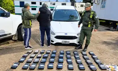 El torpedo del auto escondía 50 ladrillos: la maniobra que terminó con dos detenidos y cuatro allanamientos