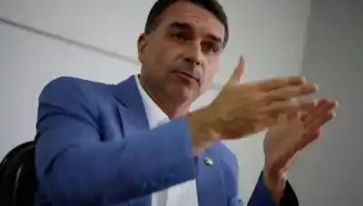 El senador que respaldó Milei cruzó Misiones en un vuelo privado rumbo a Ecuador