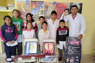 El parlante que estrenará una escuela rural de Pellegrini y el detalle de las banderas