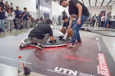 97 robots se midieron en el Superdomo: la competencia que reunió a programadores de todo el país