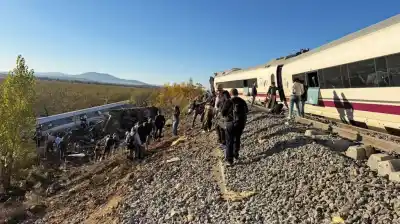 Chocaron dos trenes en España: los bomberos siguen buscando entre los vagones caídos