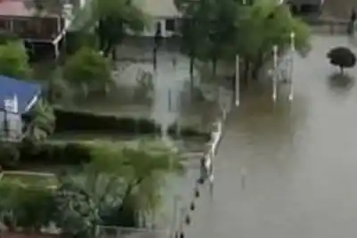 Fue a prender el horno en su terreno inundado y sacó un cuerpo del agua